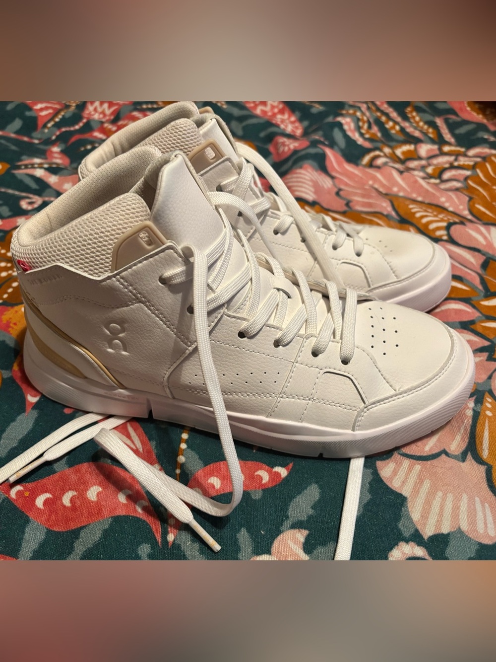 On Running Women’s River Clubhouse Mid Sneakers in White - Picture 5 of 7